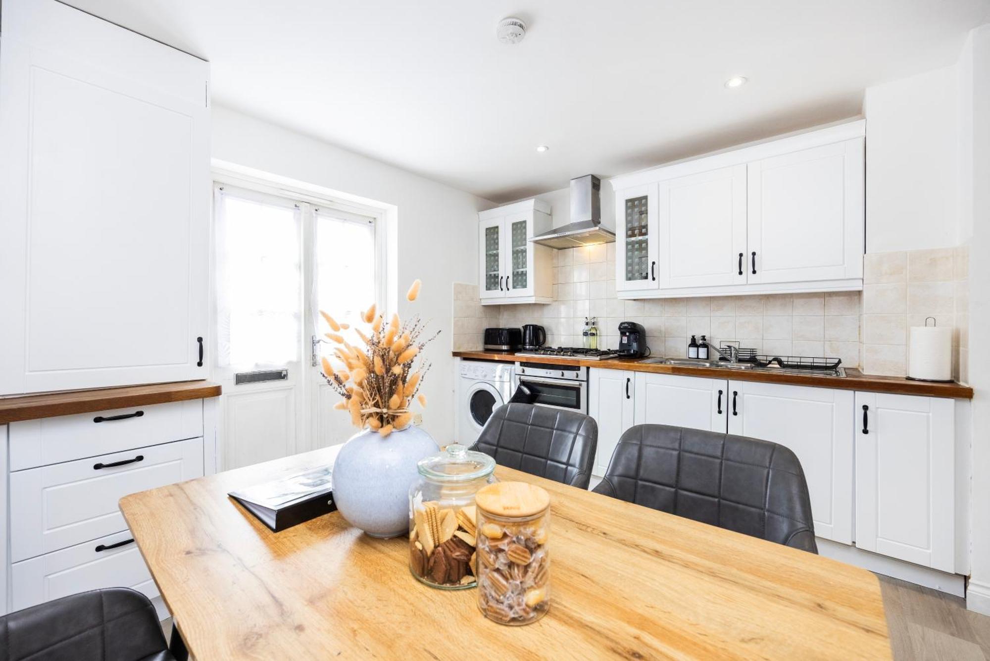 Holiday home Stylish 2 Bedroom With Garden Free Parking Smart Tvs Close To Thames Riverside And Canary Wharf *