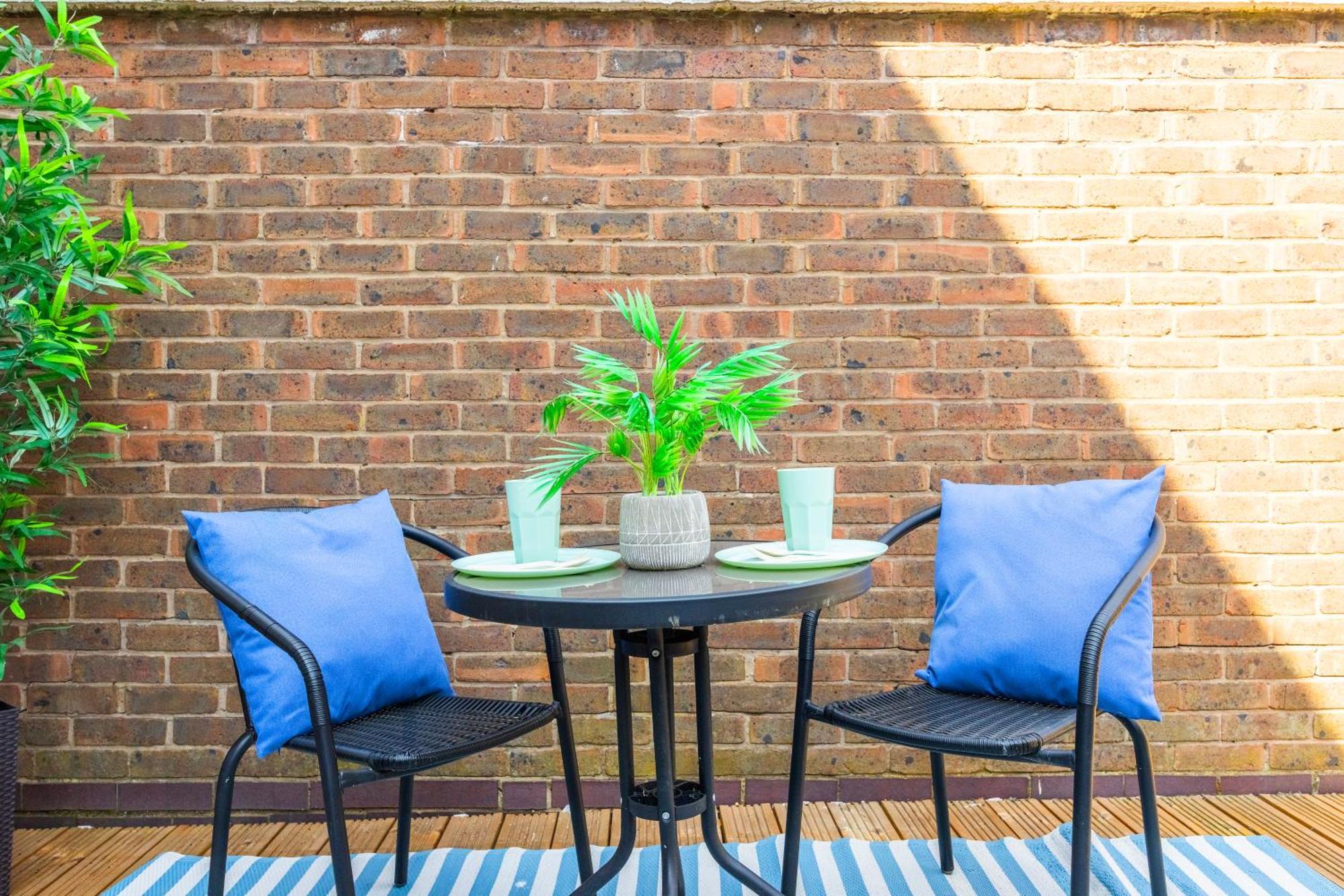 Holiday home Stylish 2 Bedroom With Garden Free Parking Smart Tvs Close To Thames Riverside And Canary Wharf London