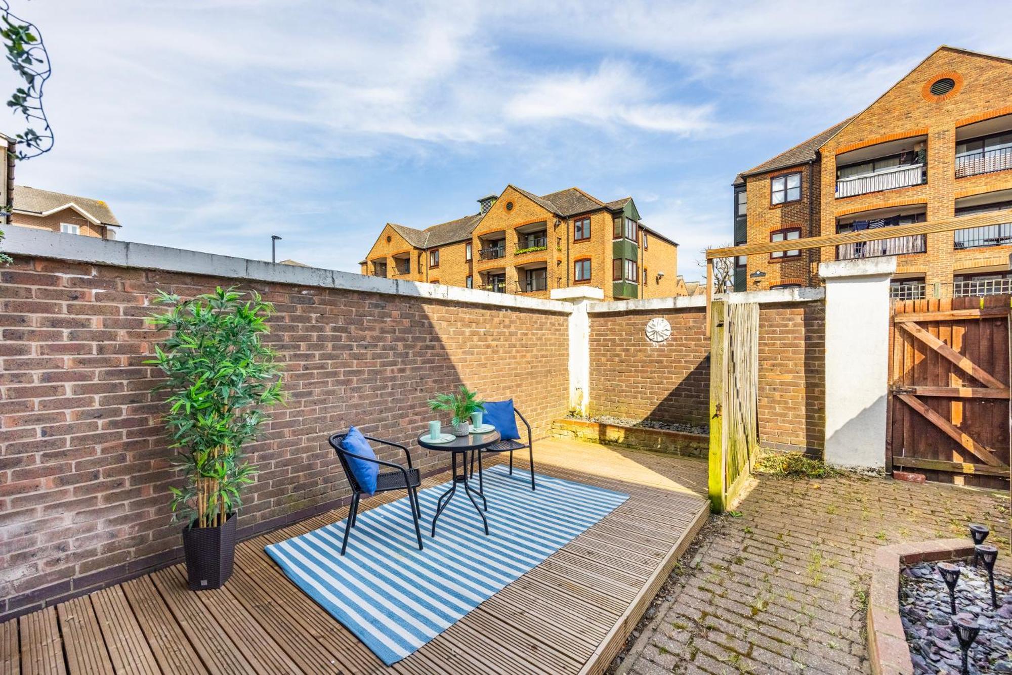 Holiday home Stylish 2 Bedroom With Garden Free Parking Smart Tvs Close To Thames Riverside And Canary Wharf *