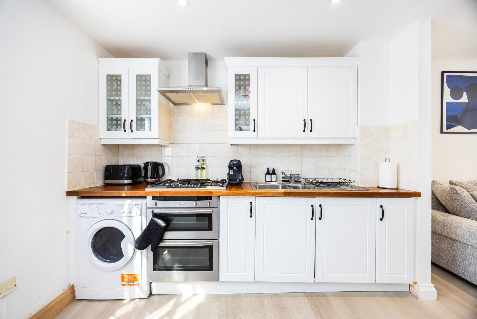 Stylish 2 Bedroom With Garden Free Parking Smart Tvs Close To Thames Riverside And Canary Wharf Holiday home London
