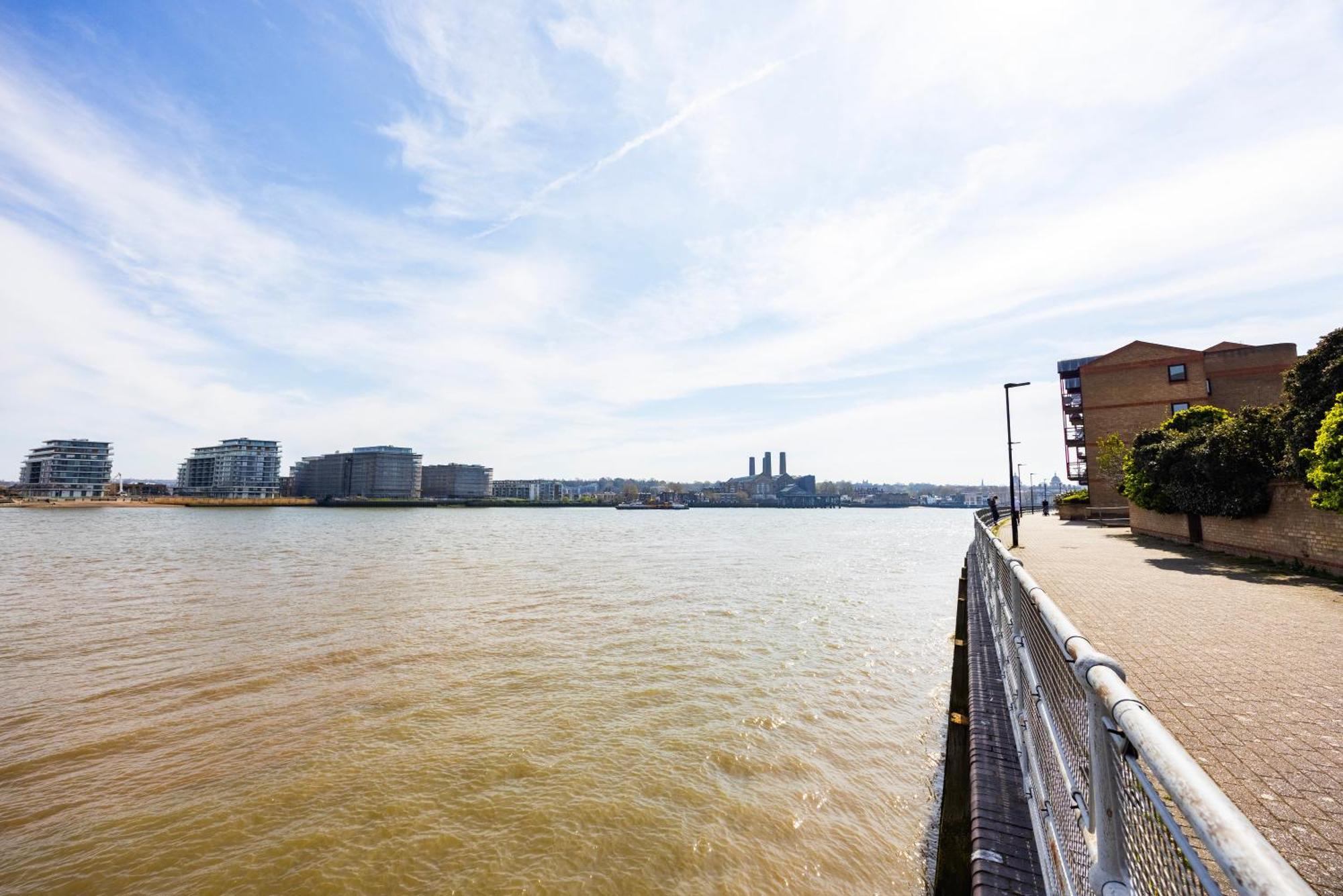Holiday home Stylish 2 Bedroom With Garden Free Parking Smart Tvs Close To Thames Riverside And Canary Wharf London